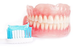 入れ歯を市販の歯みがき粉で洗っていませんか？